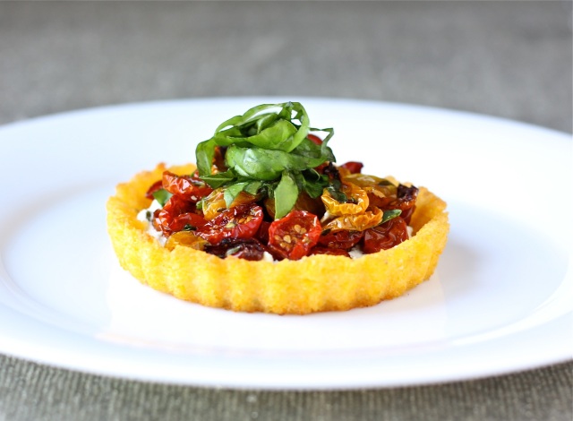 polenta tart with goat cheese and slow roasted tomatoes | daisysworld.net